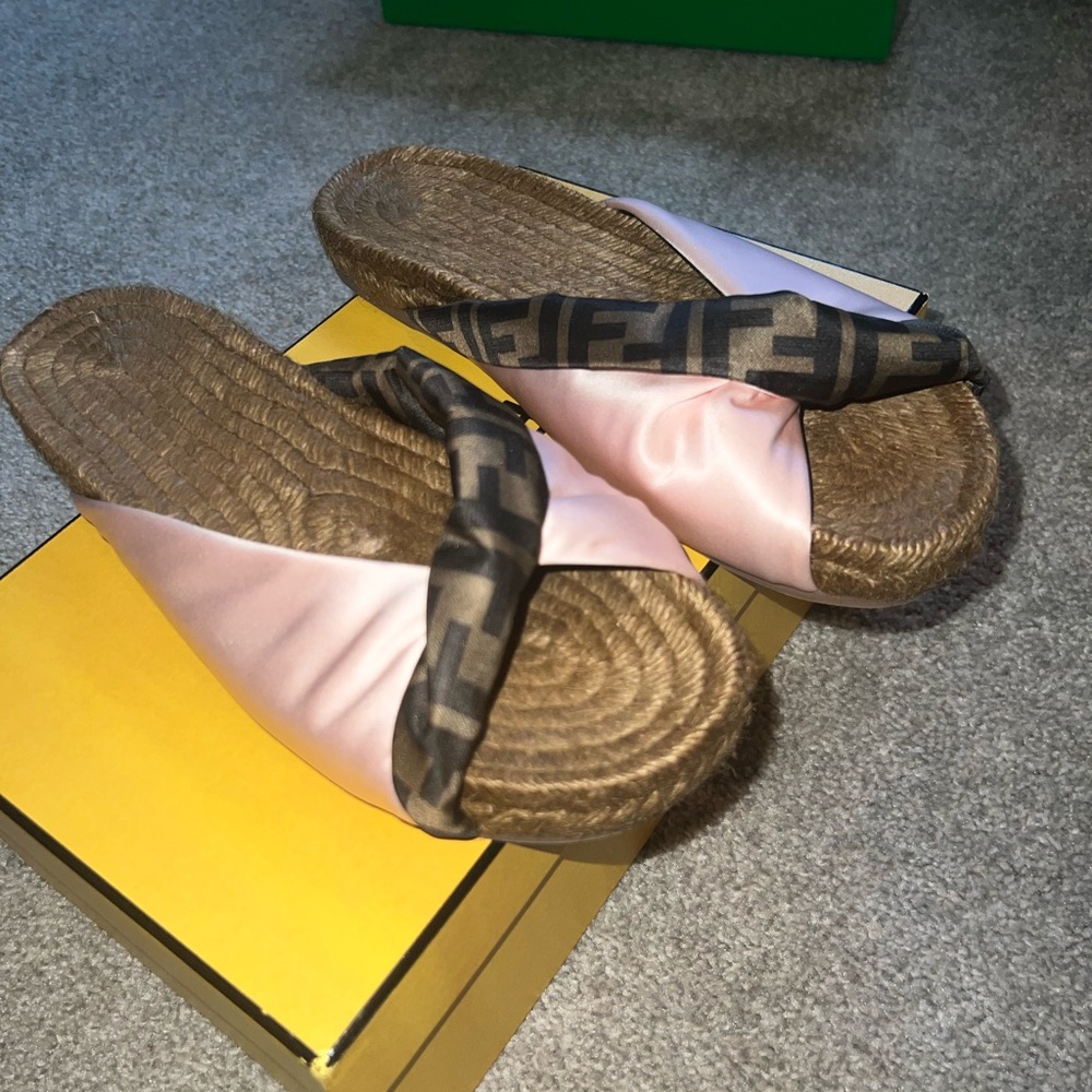 Fendi slides || worn once ||